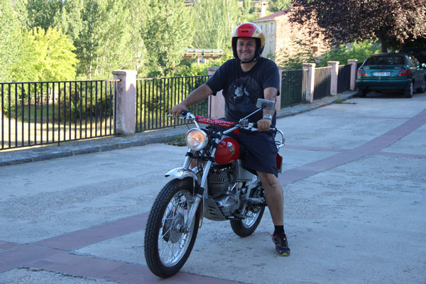 Jordi, con su moto restaurada