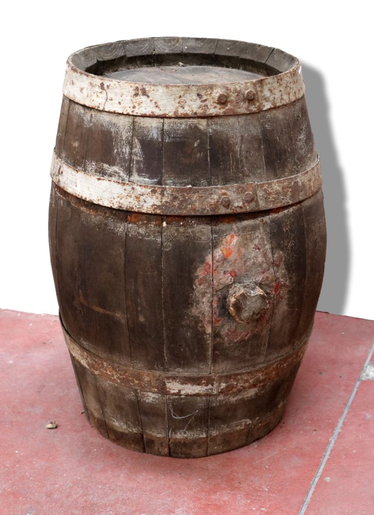 Cuba tradicional de madera para recogida de resina.