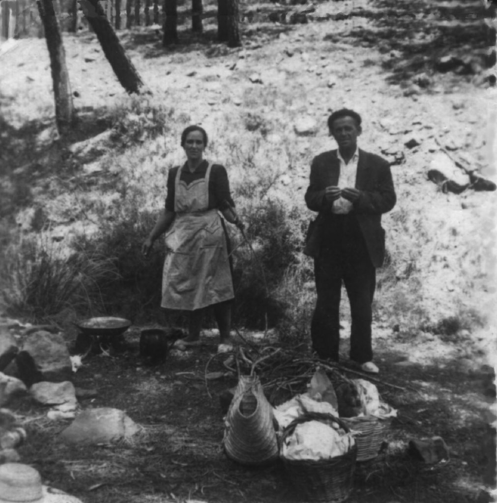 Ignacio Ramos Navaro, un descanso especial para comer. 1951