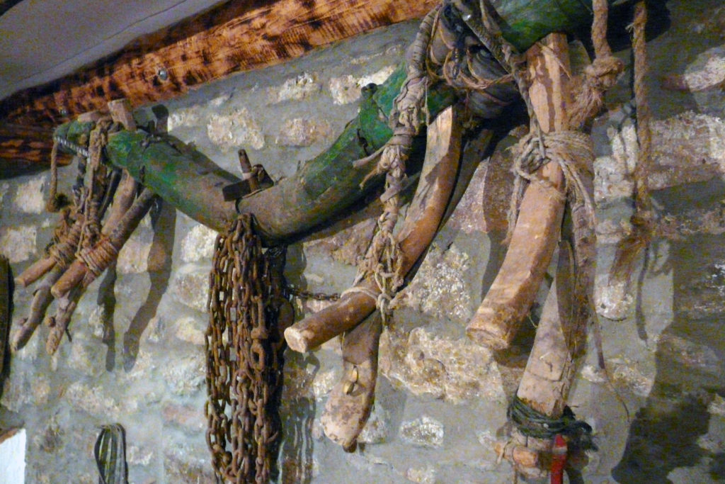 Yugo para arrastrar pinos con un par de mulas